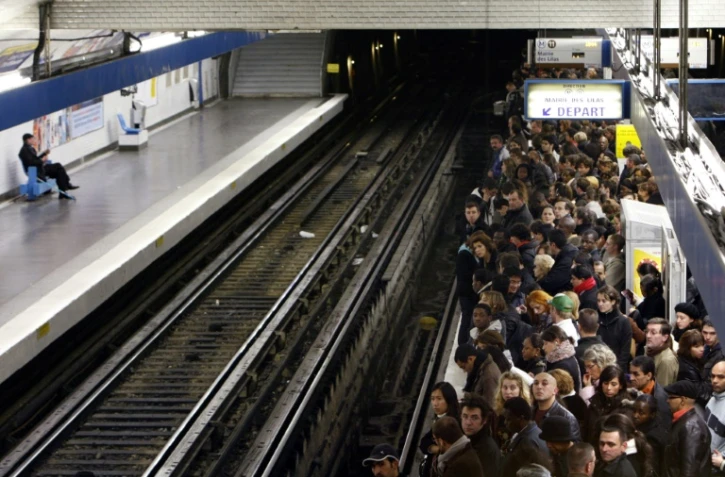 Des usagers sur le quai de la station Châtelet pendant une grève de la RATP en novembre 2007