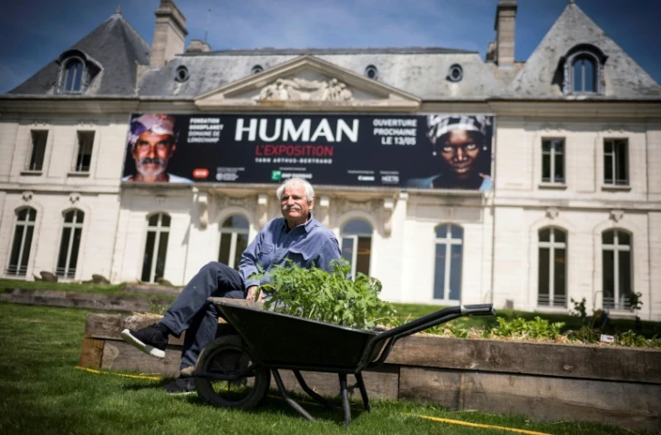 Le photographe Yann Arthus-Bertrand devant le domaine de Longchamp, au Bois de Boulogne à Paris le 10 mai 2017