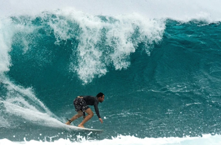 Le surfeur cubain Ayax Borrero, sur la côte de La Havane le 16 avril 2022