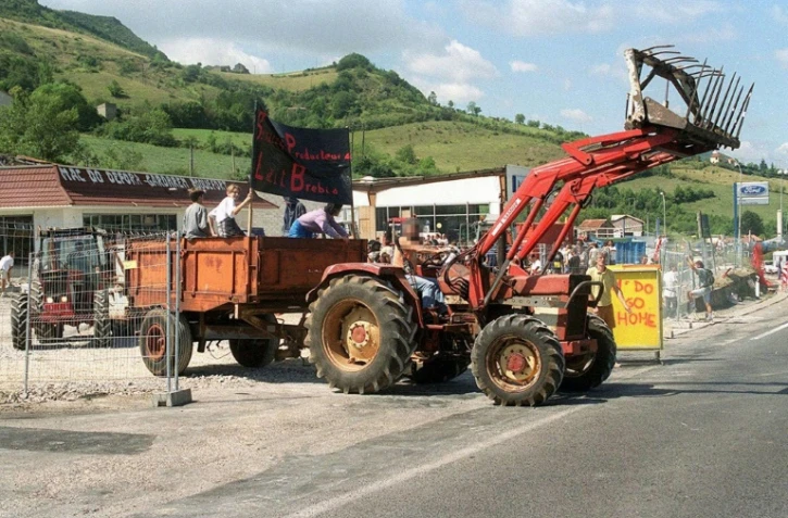  Démontage d'un McDo en construction à Millau le 12 août 1999 