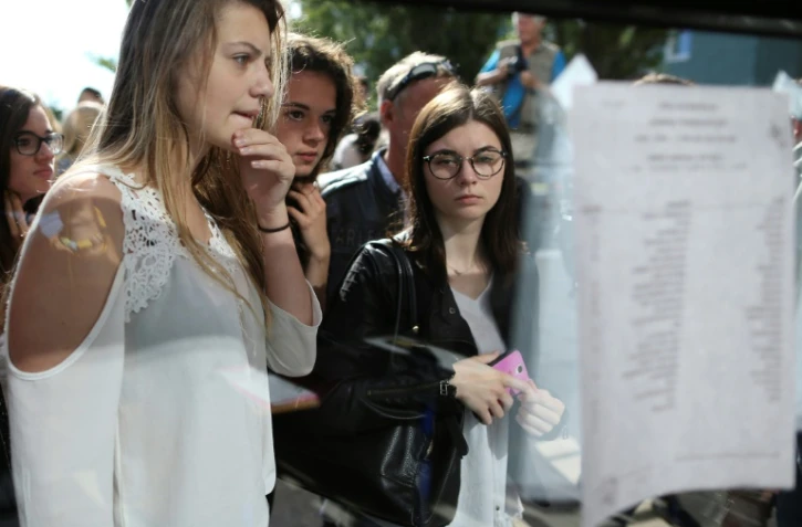 Des lycéens devant les listes des résultats du Baccalauréat à Cherbourg-Octeville, le 5 juillet 2017 