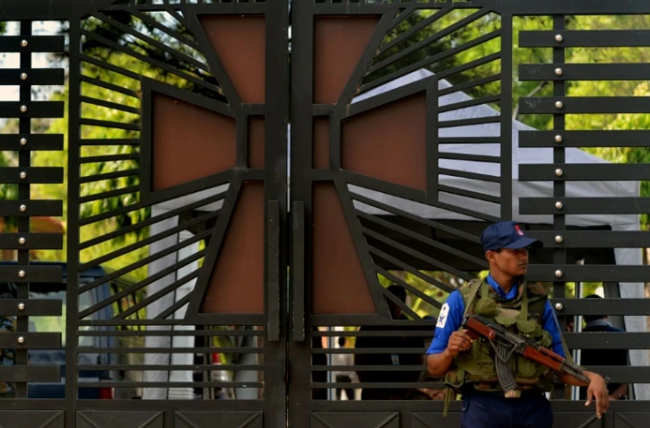 Un militaire garde l'entrée de l'église Saint-Sébastien à Negombo au Sri Lanka, le 23 avril 2019
