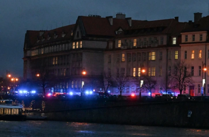 Des véhicules de police et des ambulances près de l'Université Charles dans le centre de Prague, le 21 décembre 2023