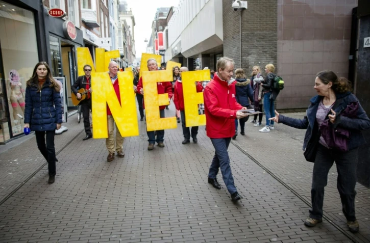 Harry van Bommel, membre du Parti socialiste néerlandais, distribue des tracts pour le "non" au référendum sur l'accord d'association UE-Ukraine, à La Haye, le 5 avril 2016