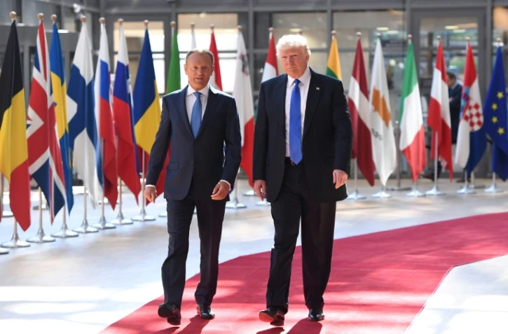 Le président du Conseil européen Donald Tusk (g) accueille le président américain Donald Trump, le 25 mai 2017 à Bruxelles