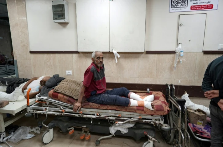 Des Palestiniens blessés reçoivent des soins à l'hôpital al-Aqsa à Deir el-Balah dans le centre de la bande de Gaza le 3 avril 2024