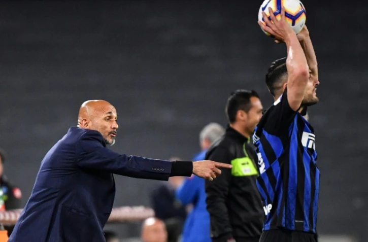 L'entraîneur de l'Inter Milan Luciano Spalletti (g) donne des instructions lors du match contre Naples en Serie A au stade San Paolo, le 19 mai 2018 