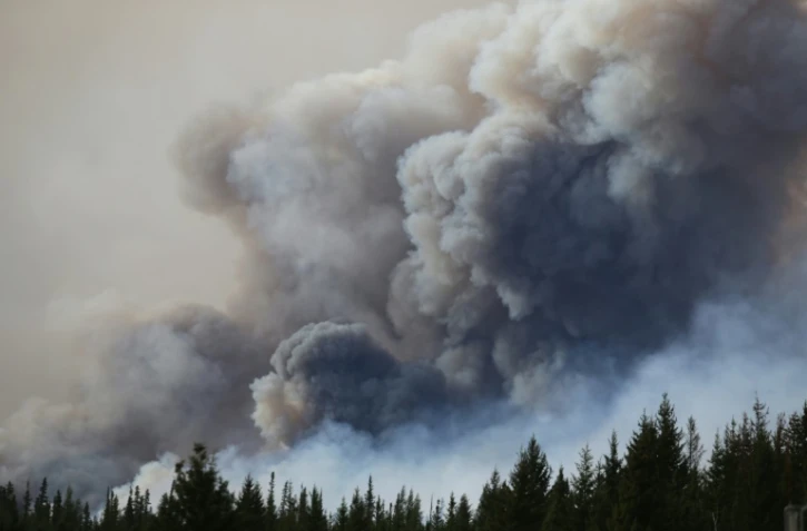 De fortes émanations de fumées au-dessus de l'autoroute 63 aux abord de Fort McMurray le 7 mai 2016