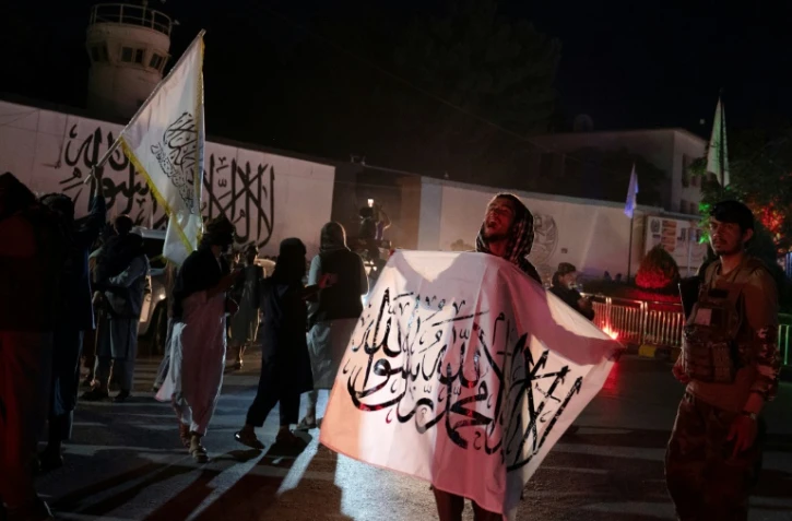 Des combattants talibans se rassemblent dans les rues de Kaboul (Afghanistan), le 30 août 2022, pour célébrer le 1er anniversaire de la fin de la guerre avec les Etats-Unis