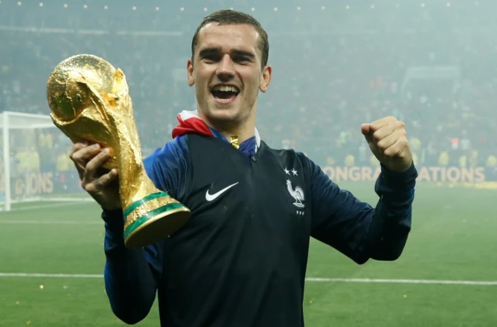 L'attaquant français Antoine Griezmann avec le Trophée de la Coupe du monde après la finale remportée aux dépens de la Croatie en finale, le 15 juillet 2018 à Moscou  