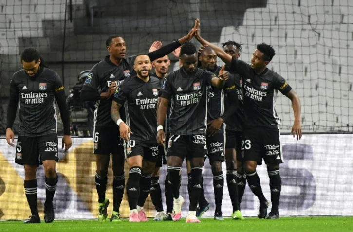Les joueurs lyonnais célèbrent l'ouverture du score de leur attaquant camerounais Karl Toko Ekambi, lors du match de L1 contre Marseille, le 28 février 2021 au stade Vélodrome