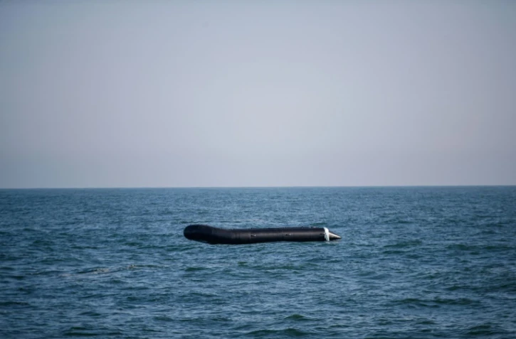 Un bateau qui transportait des migrants, secourus par les marins de l'Abeille Languedoc, le 9 mai 2022, dans la Manche 