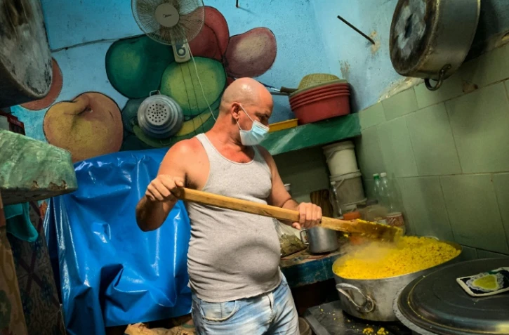 Le Cubain Pedro Pablo Vazquez, surnommé "Pepin", cuisine pour le projet communautaire Quisicuaba, le 1er novembre 2021 à La Havane