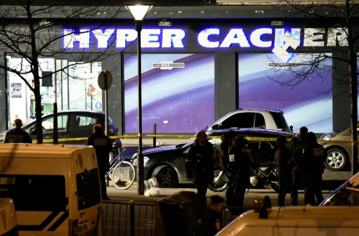 Des policiers devant l'hyper cacher près de la porte de Vincennes, le 9 janvier 2015 à Paris