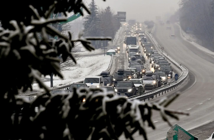 Un bouchon sur la RN90, entre Albertville et Moûtiers, dans la vallée alpine de la Tarentaise, le 30 décembre 2017