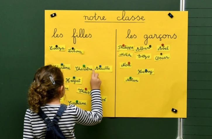 Une élève écrit sur un tableau le jour de la rentrée scolaire le 4 septembre 2017 à Quimper, France