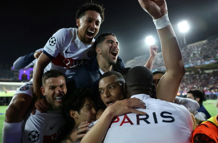 Mbappé et ses coéquipiers célÚbrent le quatriÚme but du Paris SG à Barcelone, marqué par Mbappé, qui envoie Paris en demi-finale de Ligue des champions.