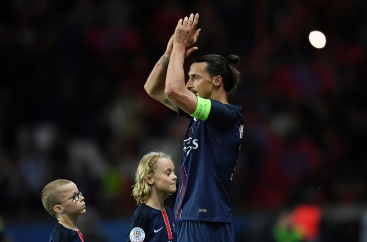 L'attaquant vedette du PSG Zlatan Ibrahimovic applaudit les supporters Ă  la fin du match face Ă  Nantes au Parc des Princes, le 14 mai 2016