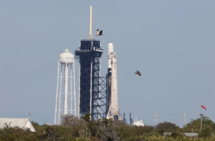 Une fusée Falcon 9 de SpaceX sur son pas de tir avant son décollage pour la mission vers la Lune d'Intuitive Machines, au Centre spatial Kennedy, le 13 février 2024 en Floride