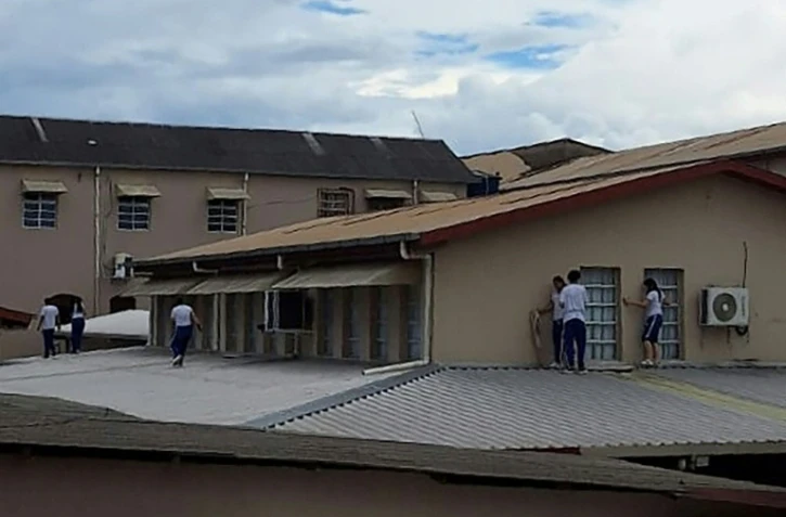Des élèves de l'Institut Sao José sont réfugiés sur le toit alors qu'un adolescent a ouvert le feu dans l'établissement, à Rio Branco, dans l'Etat amazonien d'Acre, au Brésil, le 5 mai 2026