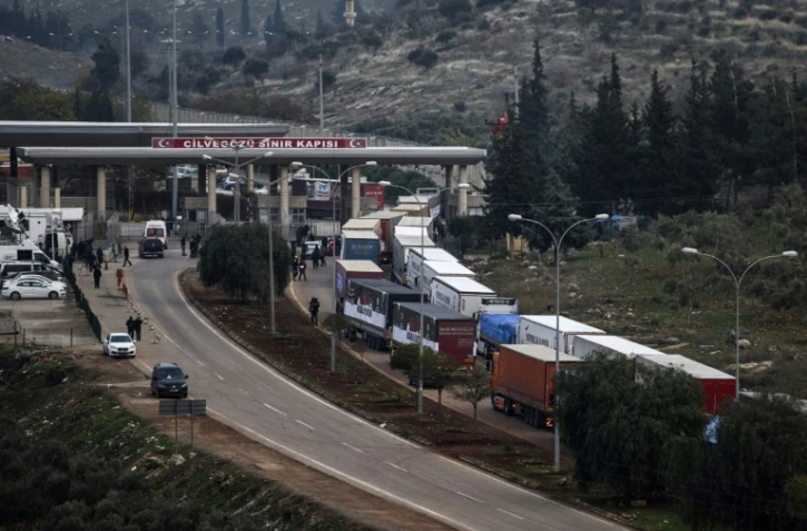 Des dizaines de camions chargés d'aide alimentaire en attente le 17 décembre 2016 au poste frontière d'Hatay entre la Turquie et la Syrie