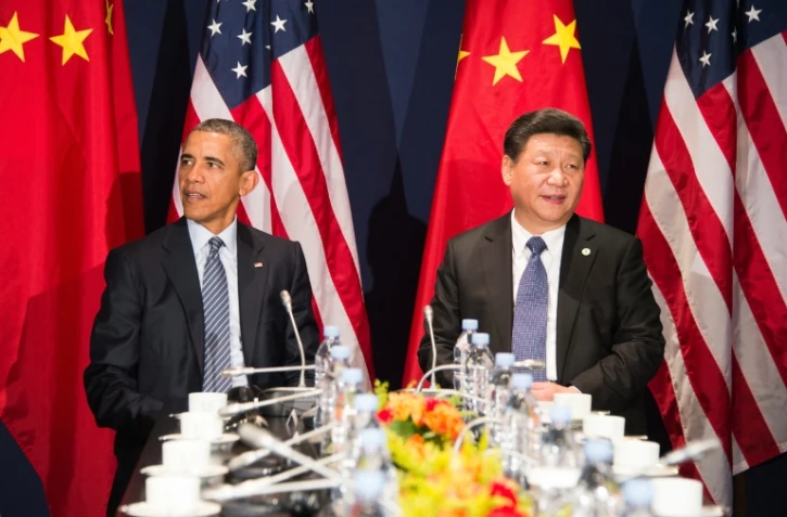 Le président américain Barack Obama (g) et son homologue chinois, Xi Jinging, le 30 novembre 2015 au lancement de la COP21, au Bourget, près de Paris