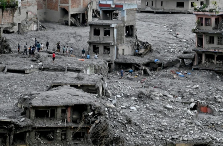 Des habitants parmi les décombres après la crue dévastatrice qui a ravagé leur ville de Nuwakot, au Népal, le 1er septembre 2026