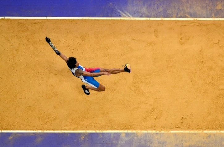 Le Français Arnaud Assoumani lors de la compétition de saut en longueur T47 des Jeux paralympiques de Paris, le 3 septembre 2024 au stade de France.