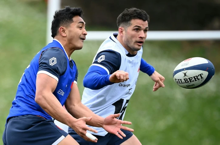 Yoram Moefana (à gauche) à l'entraînement avec le XV de France face à Brice Dulin le 23 février 2022 à Marcoussis