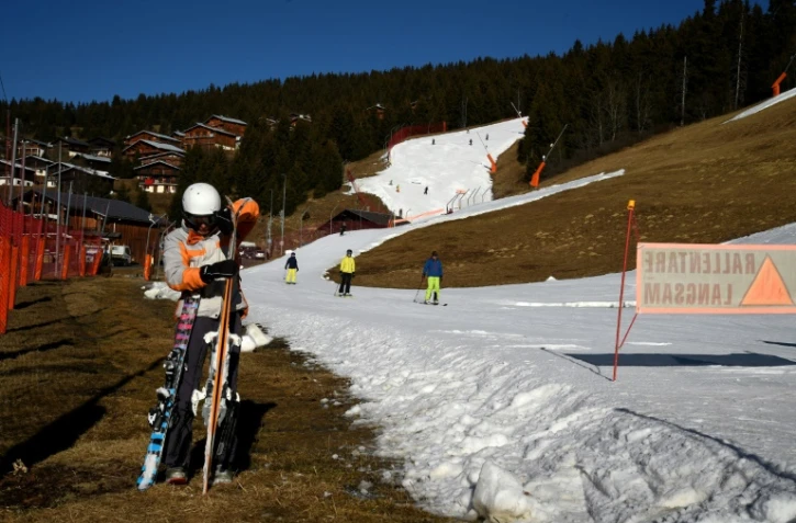 Un skieur à côté d'une piste le 28 décembre 2016 au Saisies