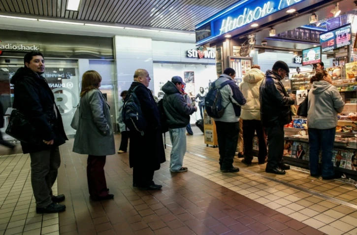 Des personnes font la queue pour acheter des tickets pour le Powerball à New York, le 12 janvier 2016