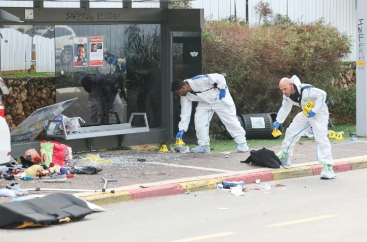 La police scientifique inspecte la zone de l'attentat à la voiture-bélier à Raanana, en Israël, le 15 janvier 2024