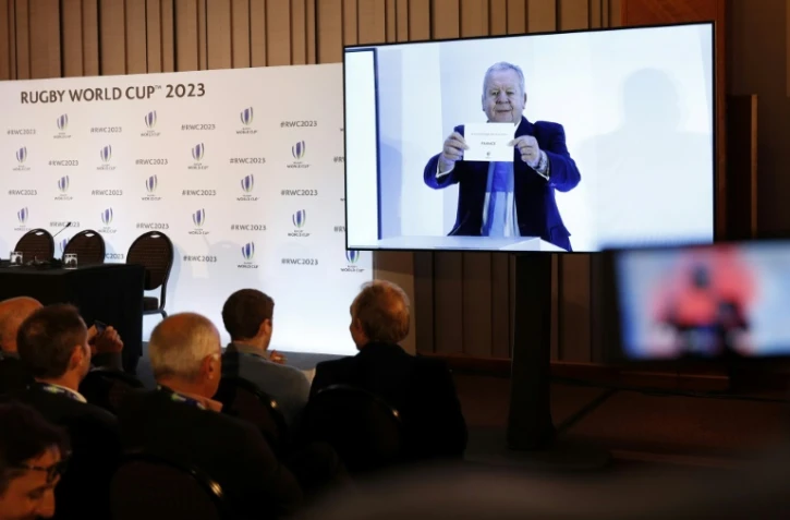 Les membres des médias sont informés sur écran de la désignation de la France à l'organisation de la Coupe du monde de rugby 2023, le 15 novembre à Londres 