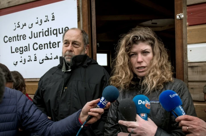 L'avocat bordelais Raymond Blet et sa "chef de mission" Marianne Humbersot, dans la "Jungle" de Calais, le 12 février 2016