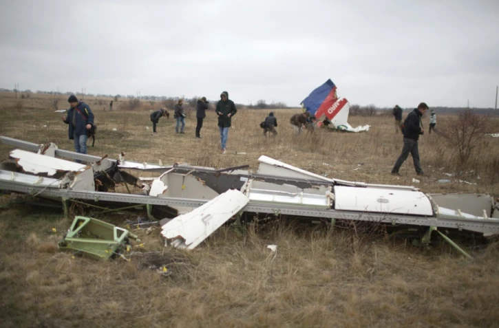 Des morceaux de l'avion MH17 de la Malaysian Airlines sur les lieux du crash, le 11 novembre 2014 près de Grabove, en Ukraine