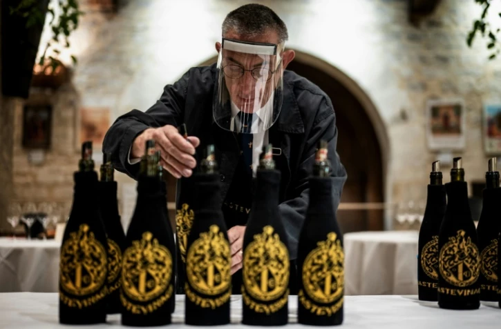 Préparation des vins, le 29 mai 2020 au château du Clos de Vougeot