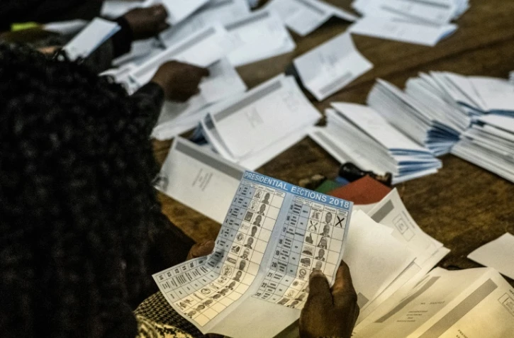 Dépouillement dans un bureau de vote à Harare, le 30 juillet 2018 