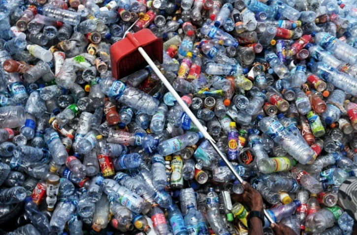 Récupération de bouteilles en plastique dans une décharge à Banda Aceh le 31 mai 2022