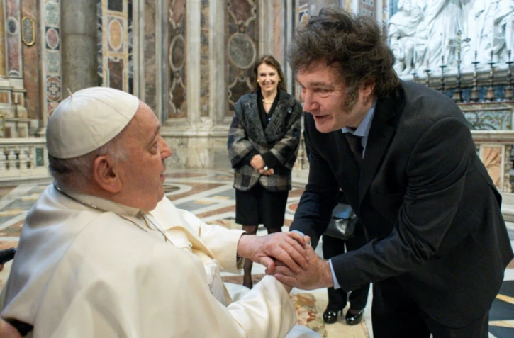 Le pape François accueille le président argentin Javier Milei (d) au Vatican, le 11 février 2024