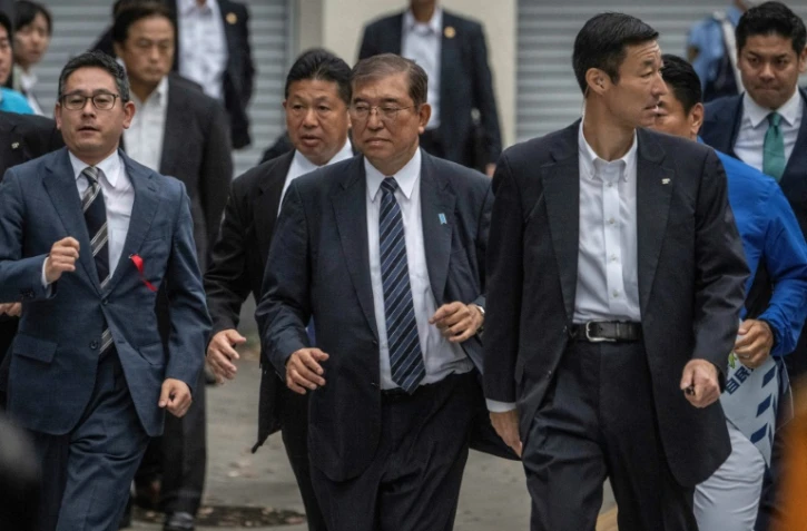 Le Premier ministre japonais Shigeru Ishiba (au centre) va saluer ses partisans après un discours de campagne à Tokyo le 26 octobre 2024