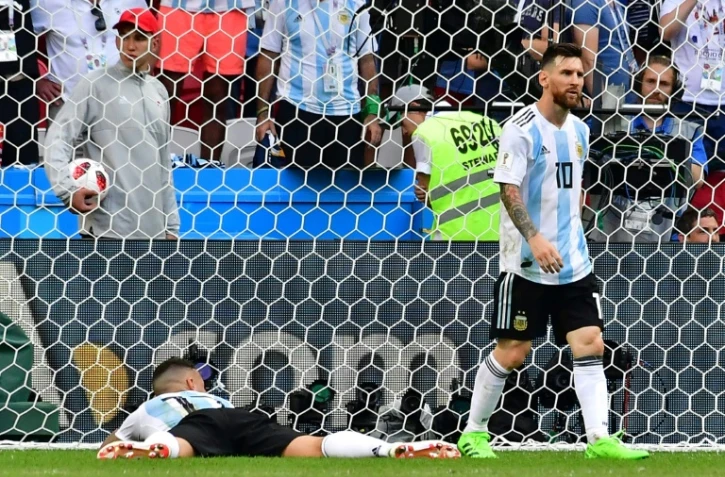La star de l'Argentine Lionel Messi quitte la pelouse de Kazan, à l'issue de l'élimination de sa sélection par la France, le 30 juin 2018