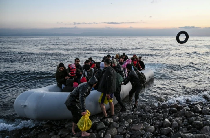 Des réfugiés arrivent sur une plage de l'île grecque de Lesbos, le 2 mars 2020.