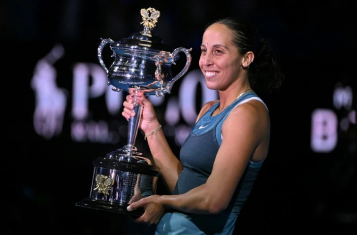 L'Américaine Madison Keys célèbre avec le trophée sa victoire en finale de l'Open d'Australie face à Aryna Sabalenka, à Melbourne, le 25 janvier 2025