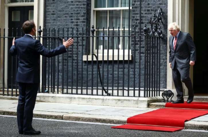 Le président français Emmanuel Macron accueilli par le Premier ministre britannique Boris Johnson le 18 juin 2020 au 10 Downing Street à Londres

