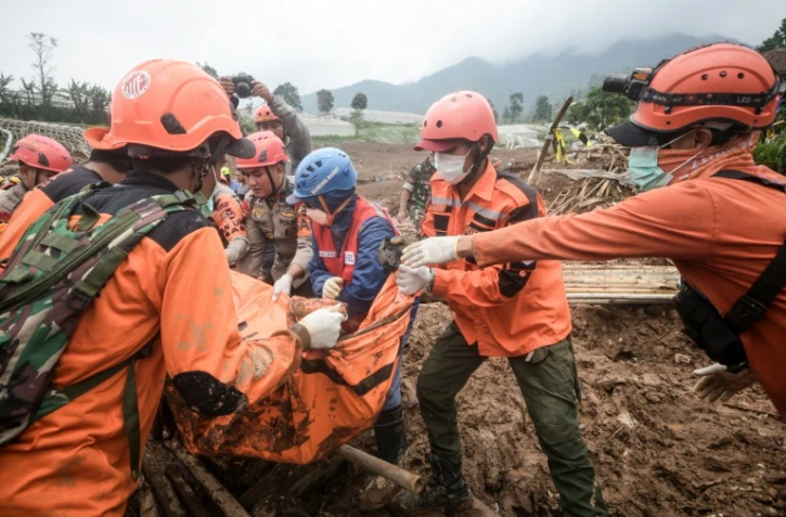 Des secouristes ont retrouvé le corps d'une victime ensevelie par un glissement de terrain dans le village de Pasirlangu, à Bandung, en Indonésie, le 26 janvier 2026. Le bilan d'un vaste glissement de terrain en Indonésie a atteint 17 morts lundi