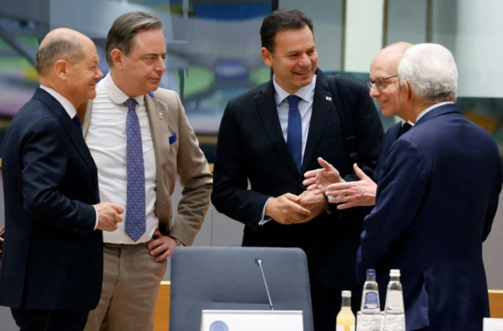 Le chancelier allemand Olaf Scholz, le Premier ministre belge Bart De Wever, le Premier ministre portugais Luis Montenegro, le Premier ministre du 
Luxembourg  Luc Frieden et le président du Conseil européen Antonio Costa échangent avant un sommet européen à Bruxelles le 20 mars 2025
