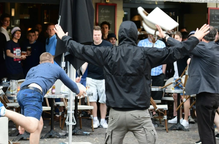 Des supporters russes lancent des chaises sur des supporters anglais le 14 juin 2016 Ă Marseille