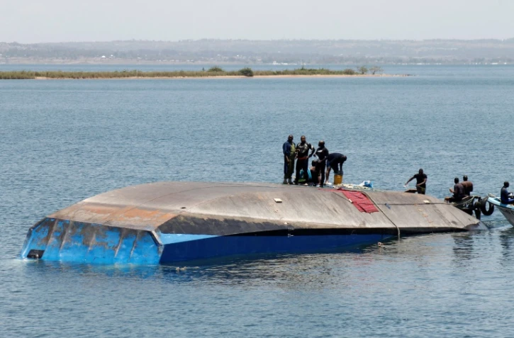 Les secouristes de Tanzanie recherchent le 22 septembre 2018 des victimes du naufrage la veille du MV Nyerere sur le lac Victoria, en Tanzanie

