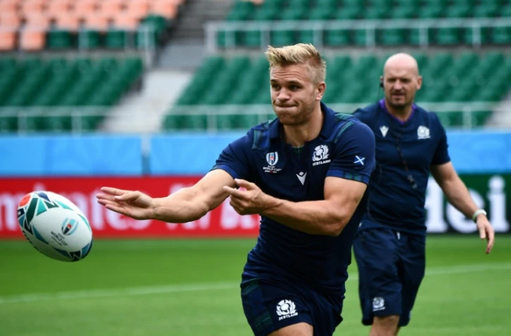 Le centre écossais Chris Harris (G) et le sélectionneur Gregor Townsend (D), lors d'un entraînement, à Shizuoka (Japon) le 8 octobre 2019