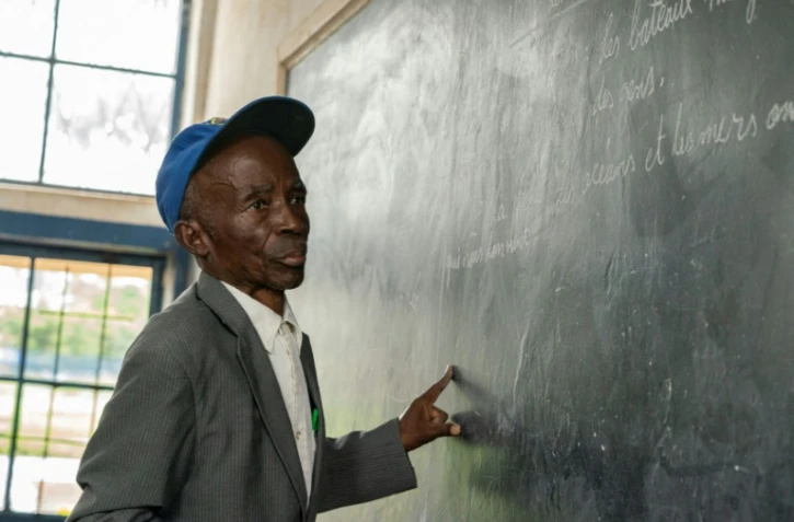 Bayard Kumwimba Dyuba, 84 ans, enseignant depuis 1968 dans sa classe d'une école primaire de Lubumbashi, en RDCongo le 14 février 2022.